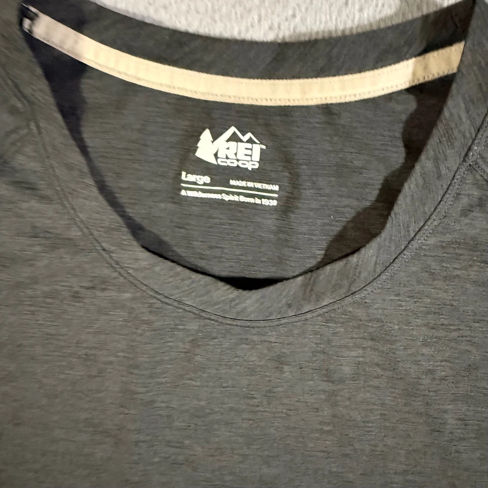 Camiseta deportiva REI Co-op para hombre activa gris manga corta cuello redondo Foto 2 de 4