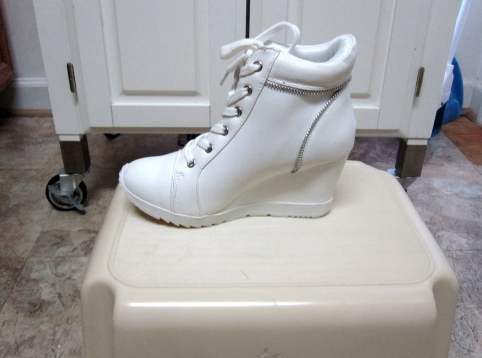 全新 女式 Forever Adriana-19 绗缝运动鞋 坡跟 白色 拉链口音 尺码 6 — 第 3/4 张图片