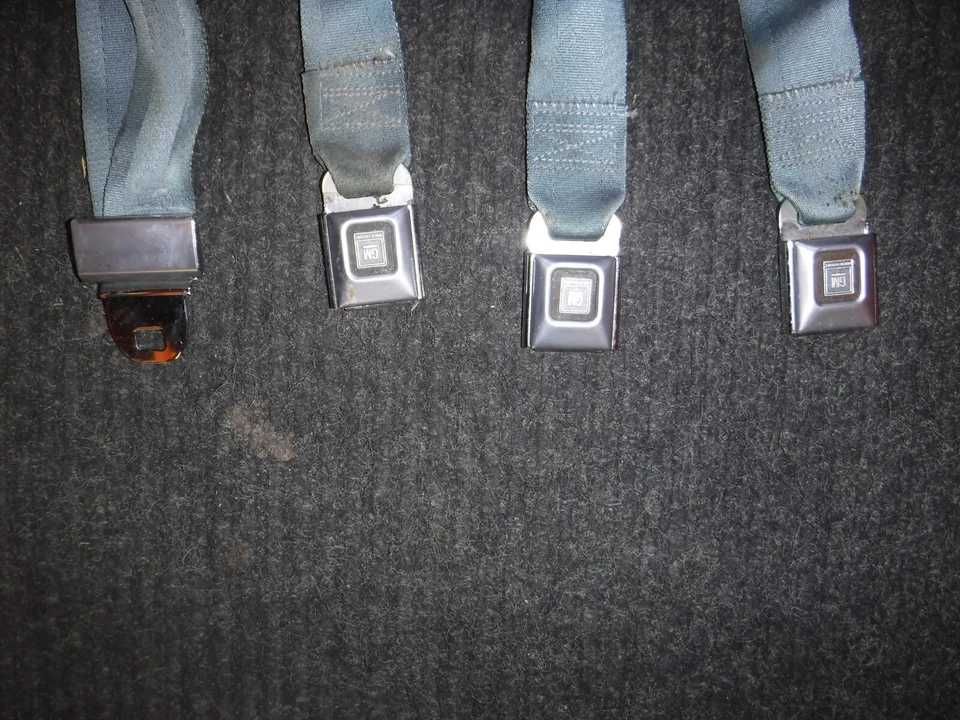 Cinturones de seguridad traseros Oldsmobile Cutlass Supreme 1977 **usados** Foto 2 de 4