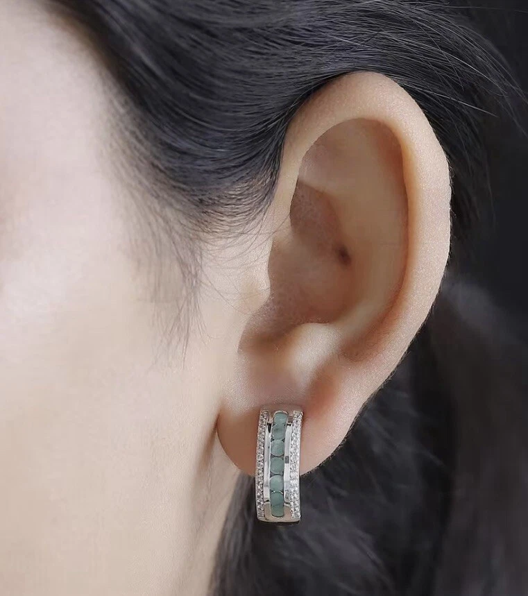 Aretes tipo argolla de circón blanco y esmeralda de 1,65 quilates en platino Bond Foto 3 de 4