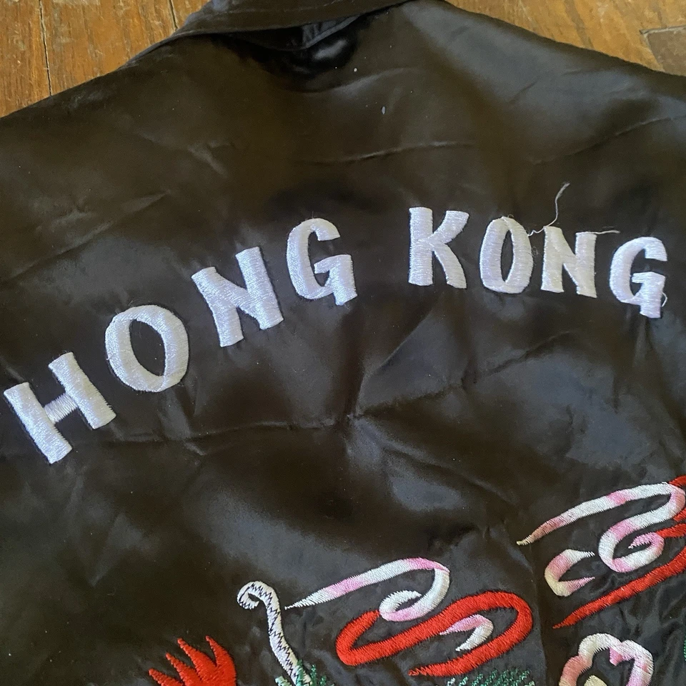 Chaqueta de viaje de recuerdo vintage de los 80 Hong Kong 1988 pequeña negra satinada bombardero Foto 4 de 4