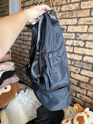 Beyond Yoga Convertible Gym Bag Backpack Black Shoe Pocket  display picture 3