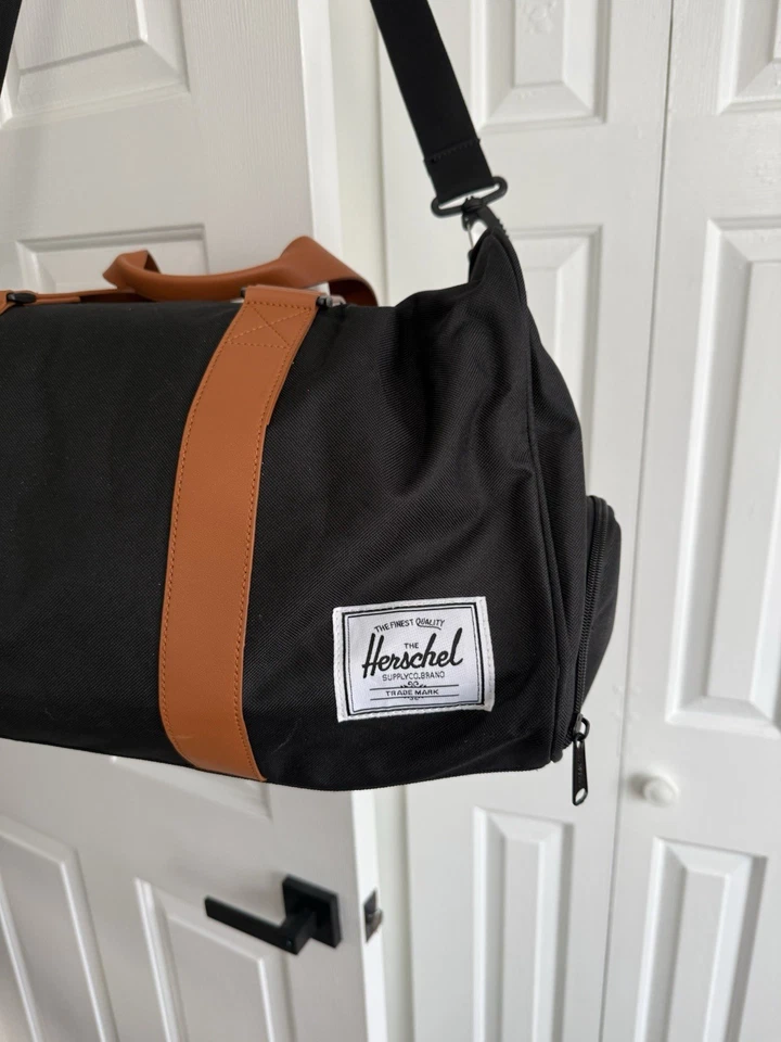 Bolso de Lona Herschel Novel Negro Cuero Sintético Clásico 42.5L Viaje de Fin de Semana Foto 2 de 4