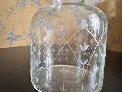 Vintage gut gemachte Glaskaraffe Gravur Design Blume sehr dekorativ