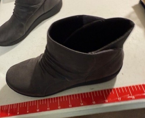 EUC 9.5M Clarks ankle bootie gray - Picture 6 of 6