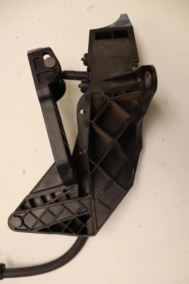 Cadillac Escalade ESV 2007-2014 montaje de pastillas de pedal de parada de freno de estacionamiento OEM Foto 2 de 4