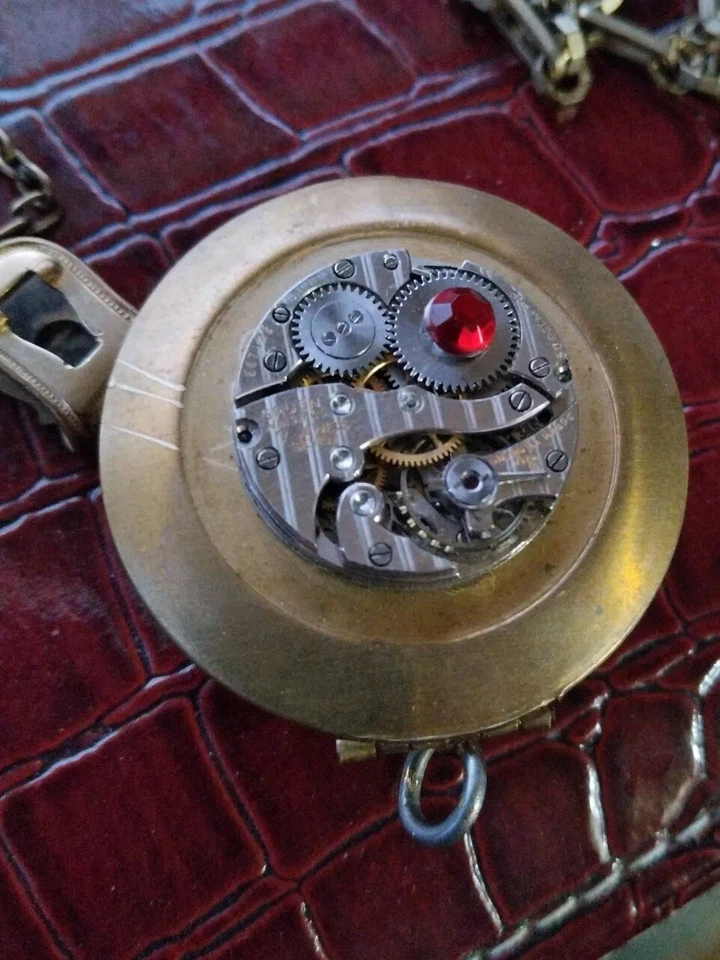 ÚNICO Antiguo Reloj Gruen Engranajes Adorno Llavero Caja Reloj 2 Cadenas Steampunk Potter Foto 2 de 4