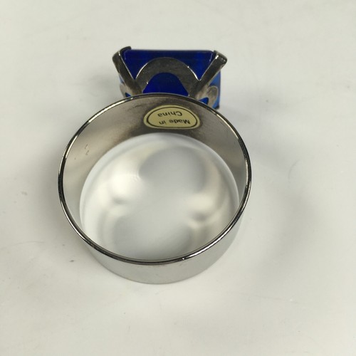 Lot of 4 Large Rectangle Cut Navy Blue Acrylic Stone Chrome Plate Napkin Rings - Picture 8 of 24