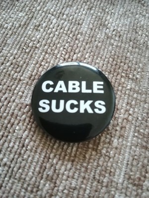 DEADPOOL 2 (RYAN REYNOLDS) METALL BUTTON PIN ANSTECKER ''KABEL SAUGT''