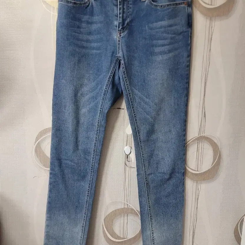 Gucci Women's Blue Jeans Size 28 Slim Fit with Slight Wash