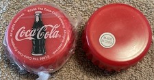 Coca Cola CZERWONA CZAPKA NA BUTELKĘ YO-YO Fabrycznie nowa plastikowa 1998 Nieużywana.