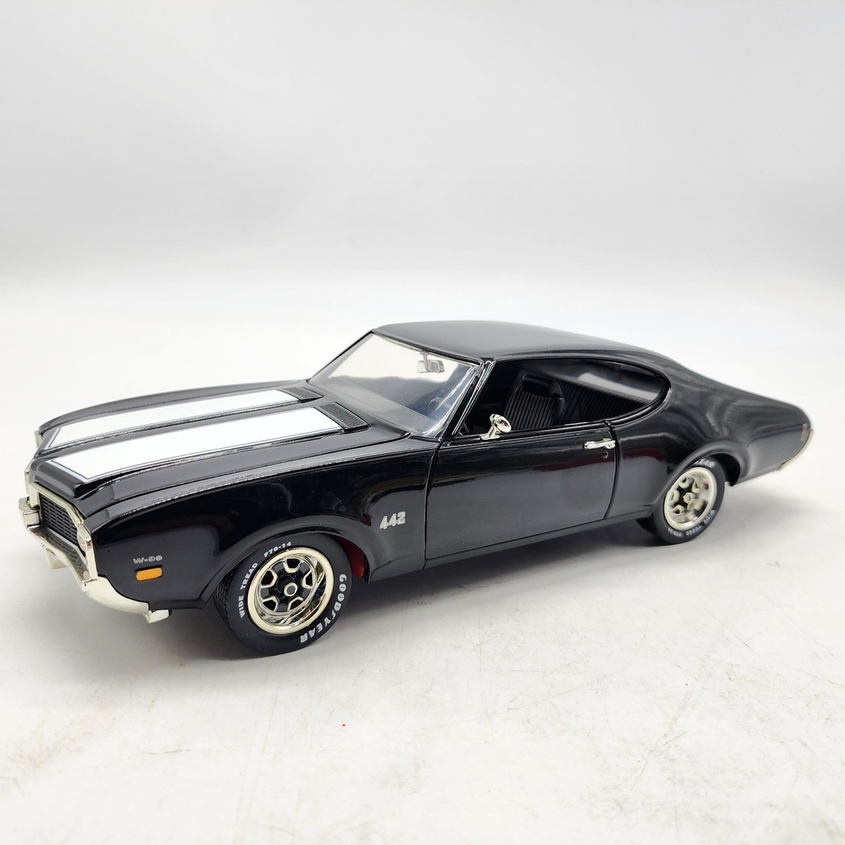 1/18 ERTL 1969 OLDSMOBILE 4-4-2 W30 アメ車 1/18 Scale Ertl 1969 Oldsmobile 4-4-2 W30 - Black - Mint in