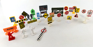 HUGE LOT OF VINTAGE PLASTIC ROAD SIGNS DIORAMA SIGNS ROAD & TRAIN LAYOUTS ETC.