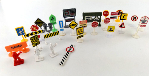 HUGE LOT OF VINTAGE PLASTIC ROAD SIGNS DIORAMA SIGNS ROAD & TRAIN LAYOUTS ETC.