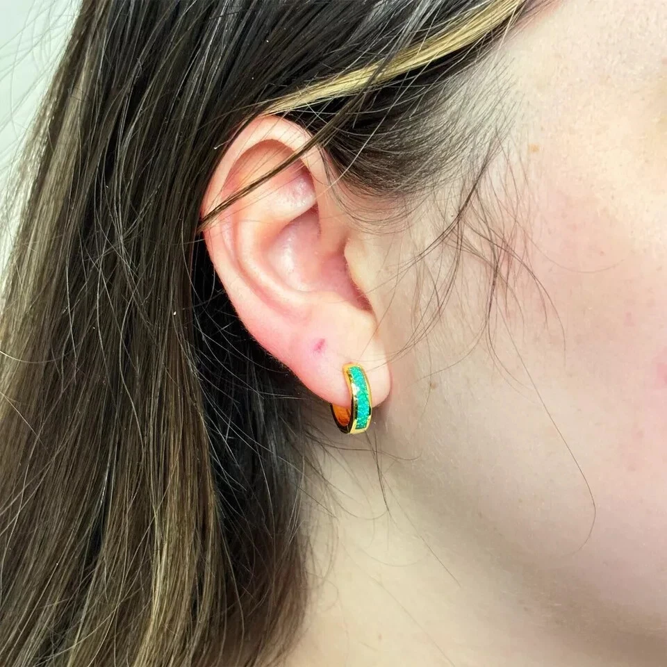 Pendientes Huggie de aro con incrustaciones de ópalo de fuego natural piedra de nacimiento pendientes enchapados en oro de 18 k Foto 4 de 4