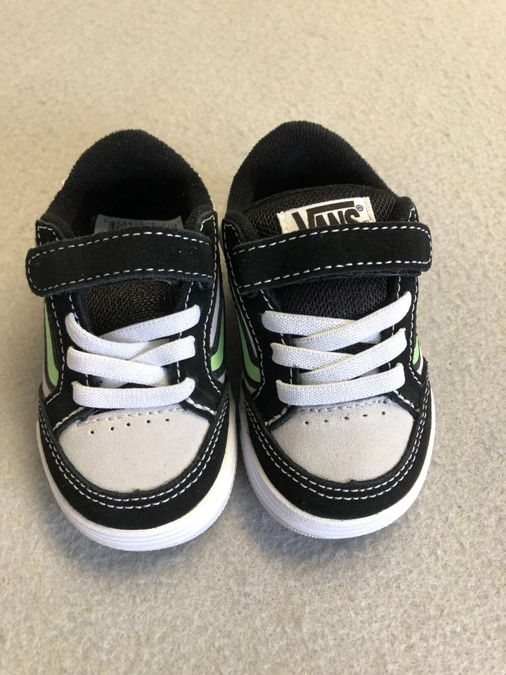 Vans Tenis Niños Pequeños 5 Nuevos Hylane Pop Rayas Laterales Negros/Como Nuevos Zapatos Informales Foto 2 de 4