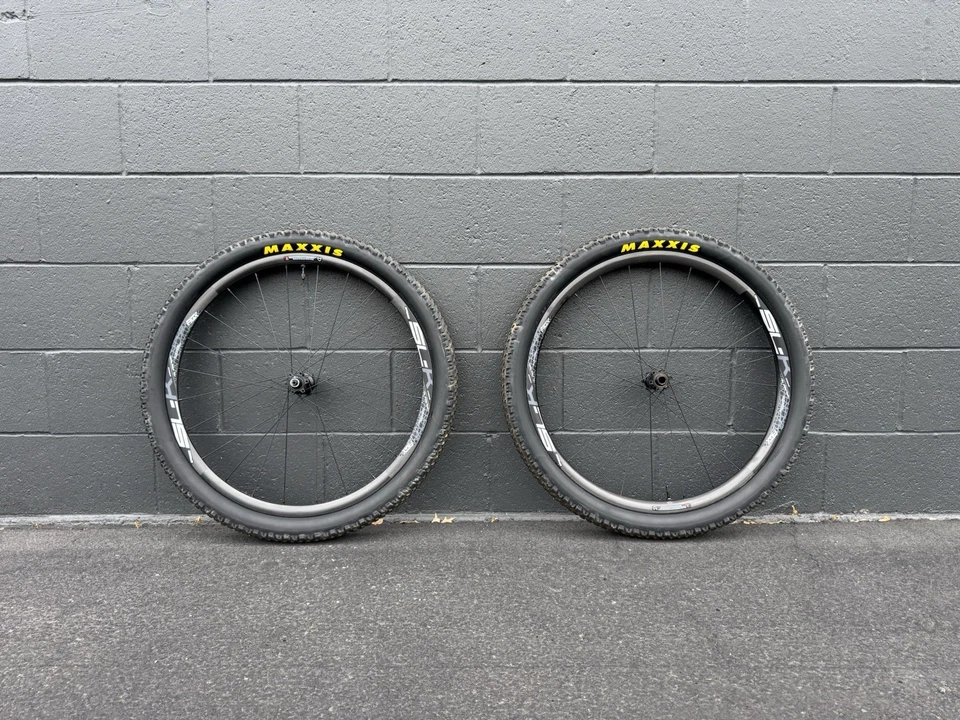 FSA SLK Carbon MTB Wheels 27.5 TLR 11 Spd - EVOLVE CYCLE - Used Bikes of Indy - Image 2 of 4