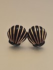 Vintage 14k.Yellow Gold & Black Lucite Small Shell Clip On  Earrings — photo 3