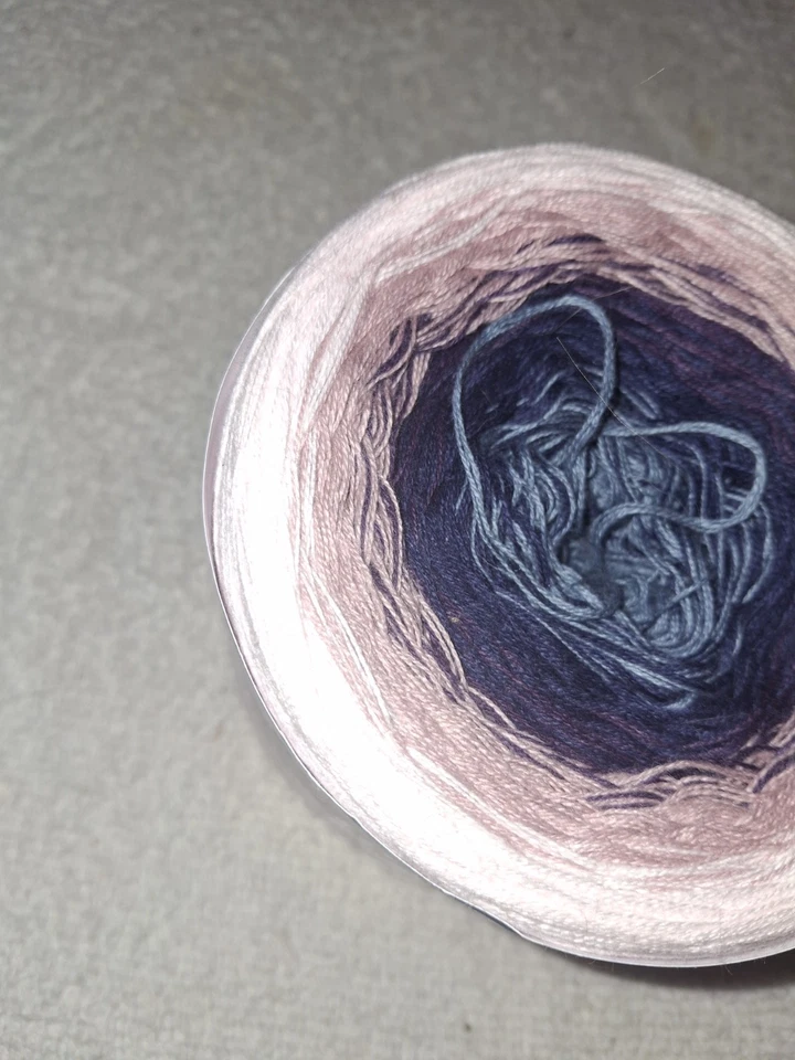 Pastel de ombre degradado de hilo de madera de zarza, 1200 yardas Foto 2 de 4