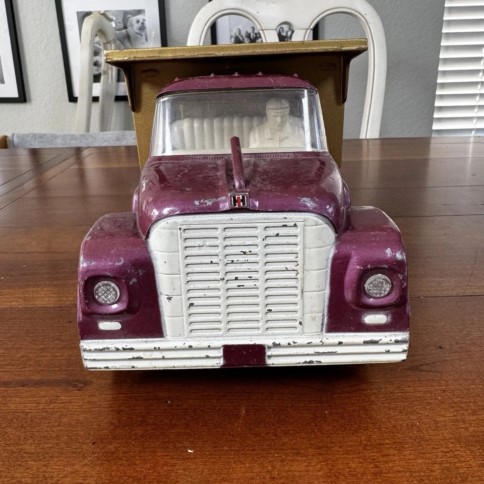 Camión de volteo vintage Ertl International Harvester Loadstar Deluxe, años 60 Foto 4 de 4