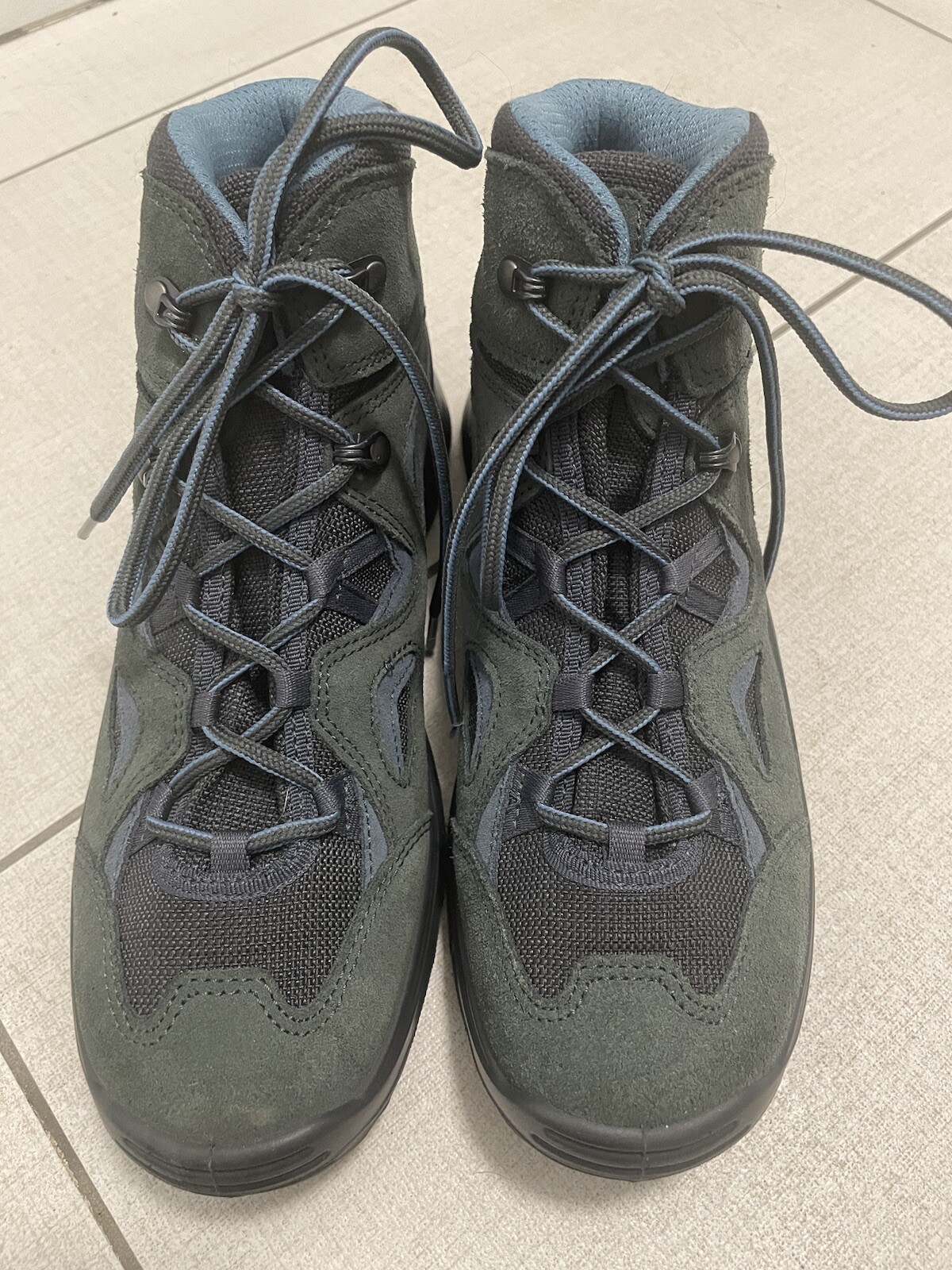 NUEVAS CON CAJA BOTAS DE SENDERO LOWA TALLA 8.5 BORA GTX, GORE-TEX, $249 AL POR MENOR