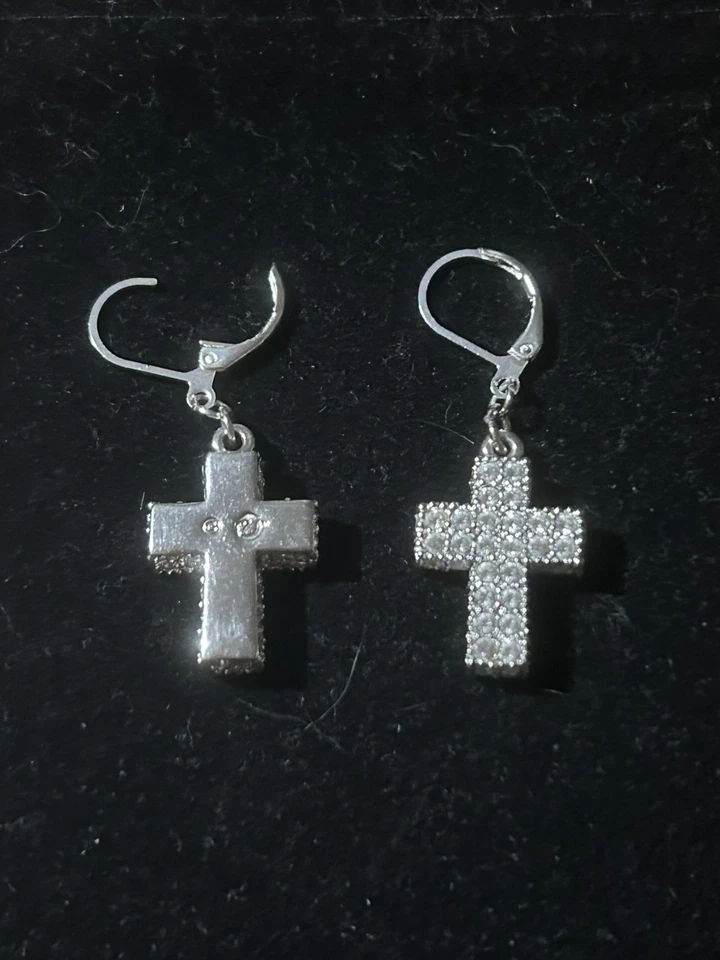 Colgantes Swarovski cruz transparente chapados en rodio escalados en pendiente con palanca Foto 3 de 4