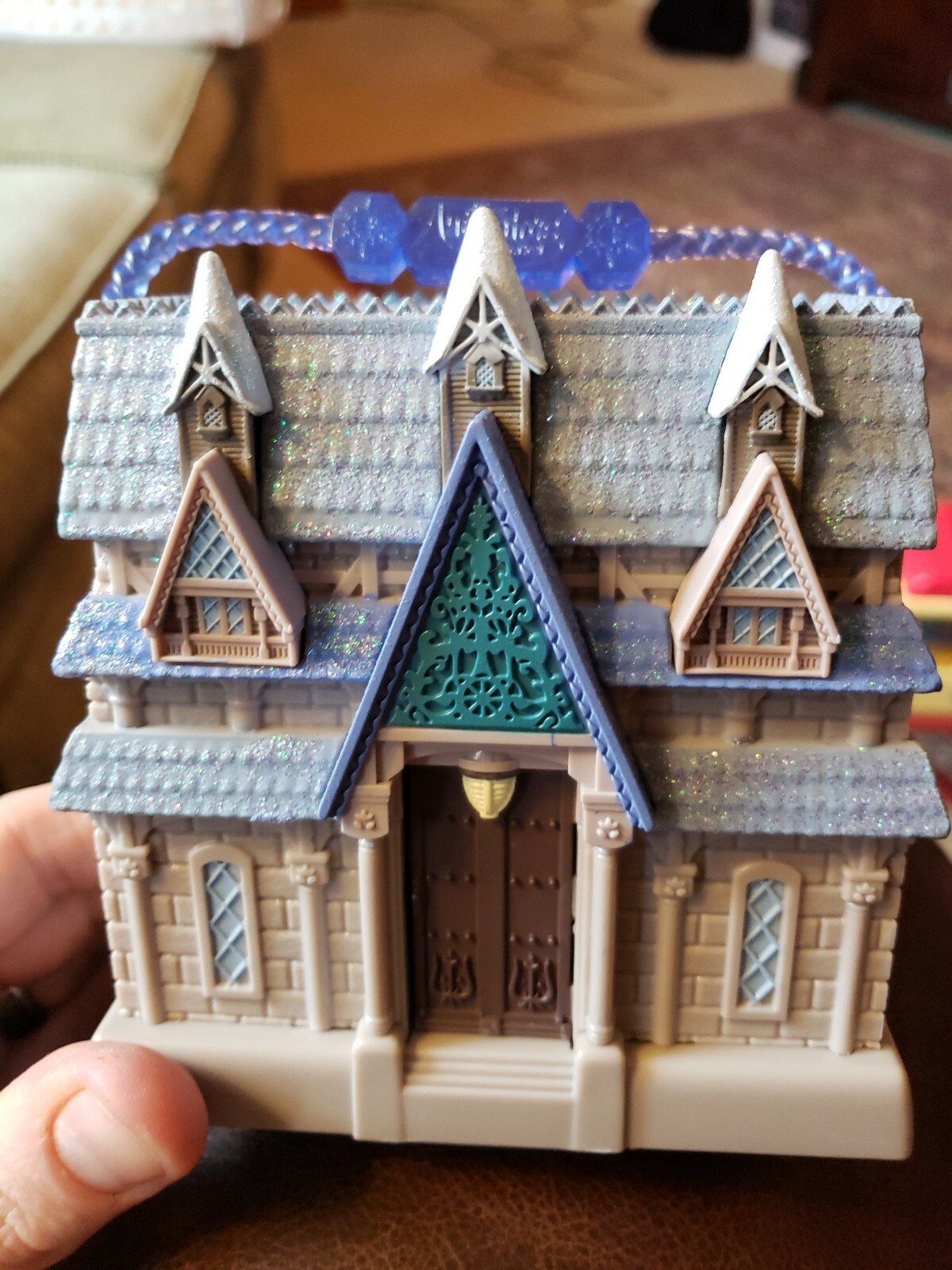 House And 2 Beds And 2 Figures!