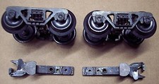 1 PAIR WEAVER O SCALE DIE CAST SPRUNG ROLLER BEARING TRUCKS AND COUPLERS 3 RAIL