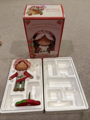 2003 Rare DanBury Mint Scented Strawberry Shortcake Porcelain Doll