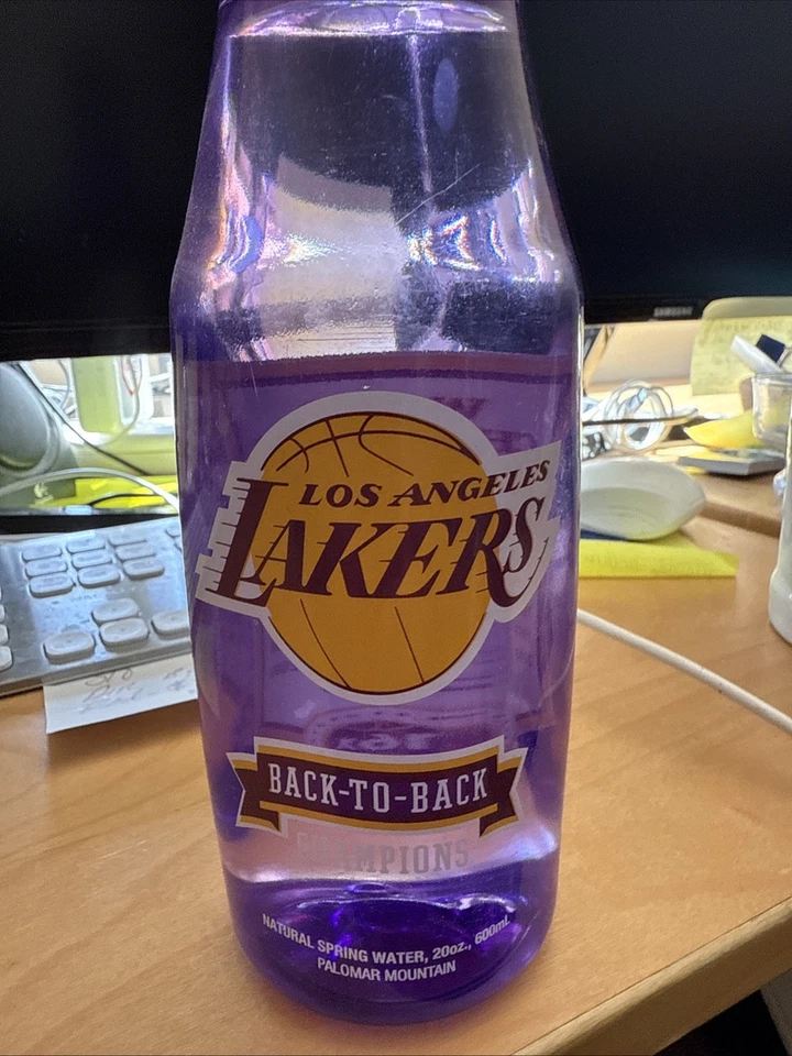 Botella de agua púrpura sin abrir campeones de la NBA espalda con espalda de Los Angeles Lakers 2010 Foto 2 de 3