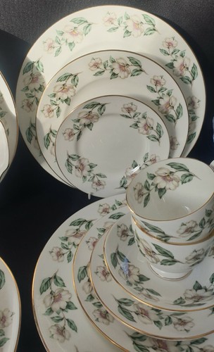 A Crown Staffordshire Bone China Floral Bordered Dinner Service, Mid 20thC - Picture 7 of 12