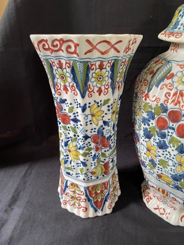 Ensemble d'armoires Delft vintage Tichelaar Makkum. Pot au gingembre avec 2 vases, - Photo 3 sur 10