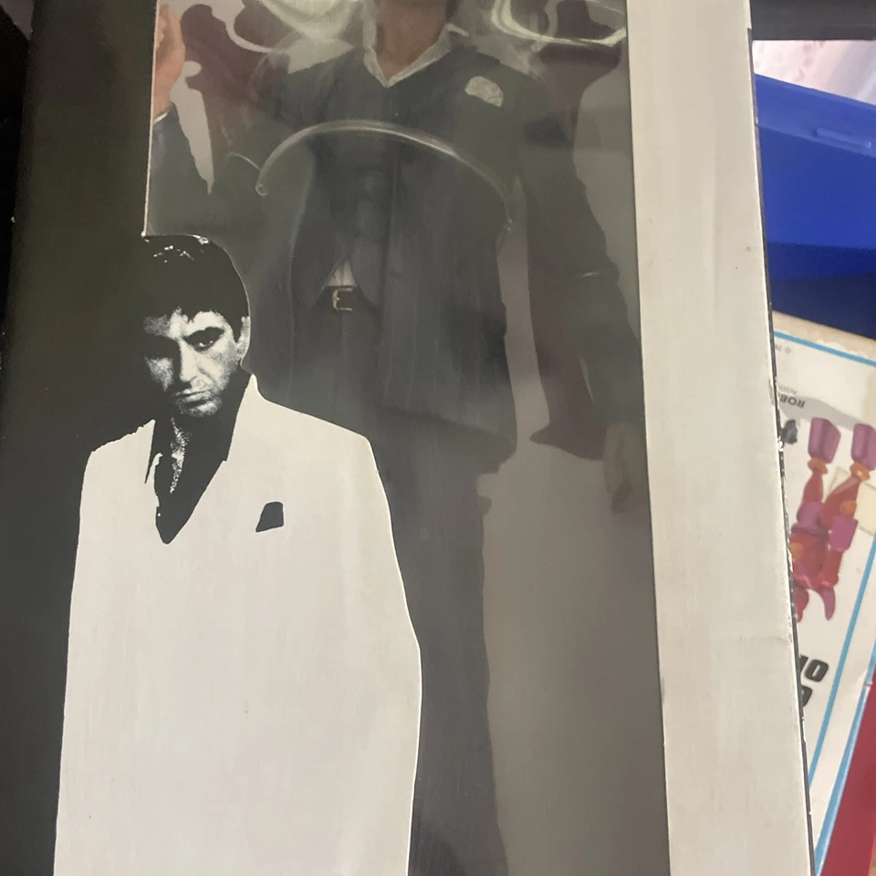 "Figura de lujo NECA Reel Toys Scarface 18"" sonido activado por movimiento" Foto 3 de 4