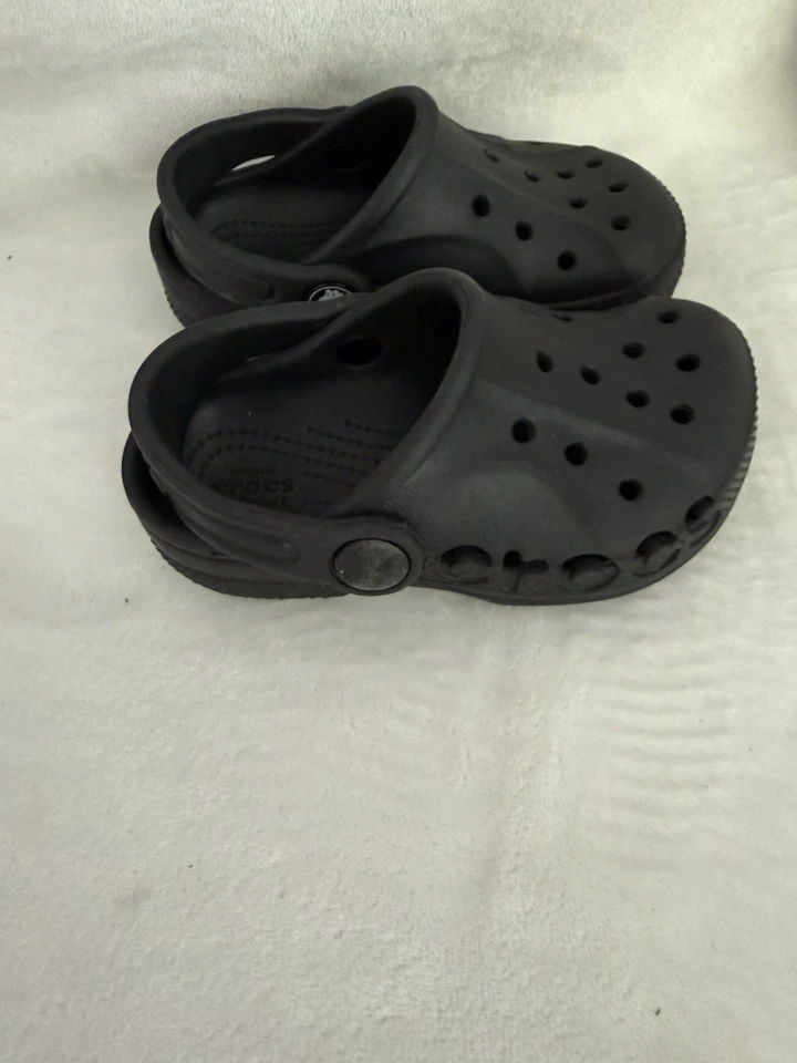 Crocs negros para niños pequeños talla 7c Foto 2 de 4