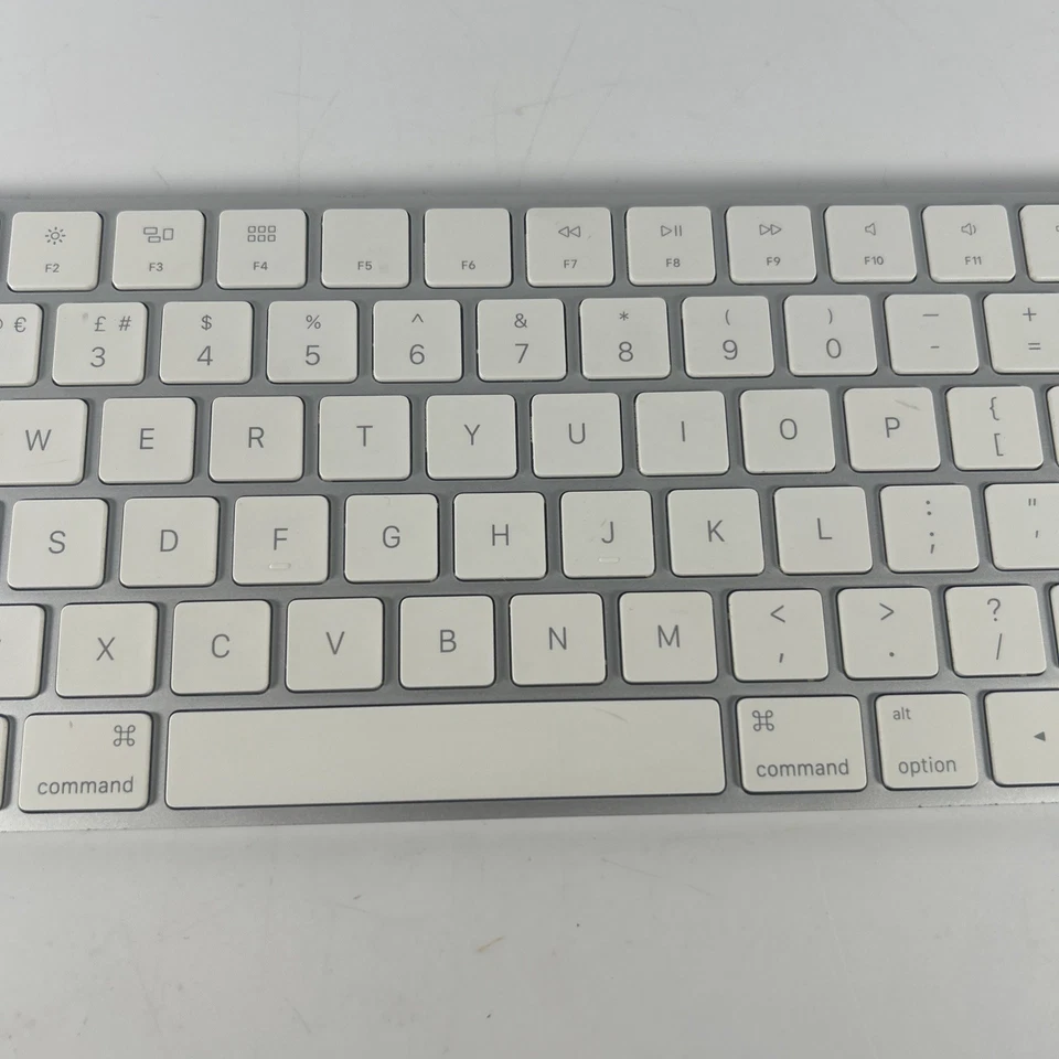 Genuino Apple Inalámbrico Magic Teclado GB Británico Modelo A1644 Blanco Gris - Imagen 3 de 4