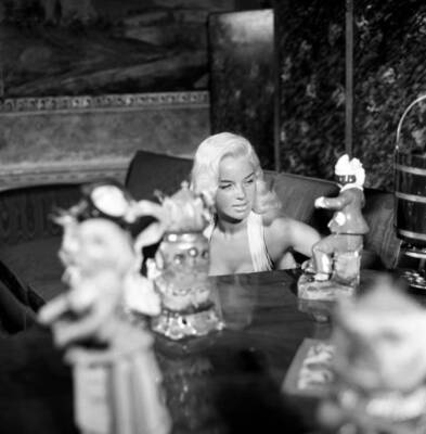 British actress Diana Dors sitting couch set Love Specialist Rome - Old Photo