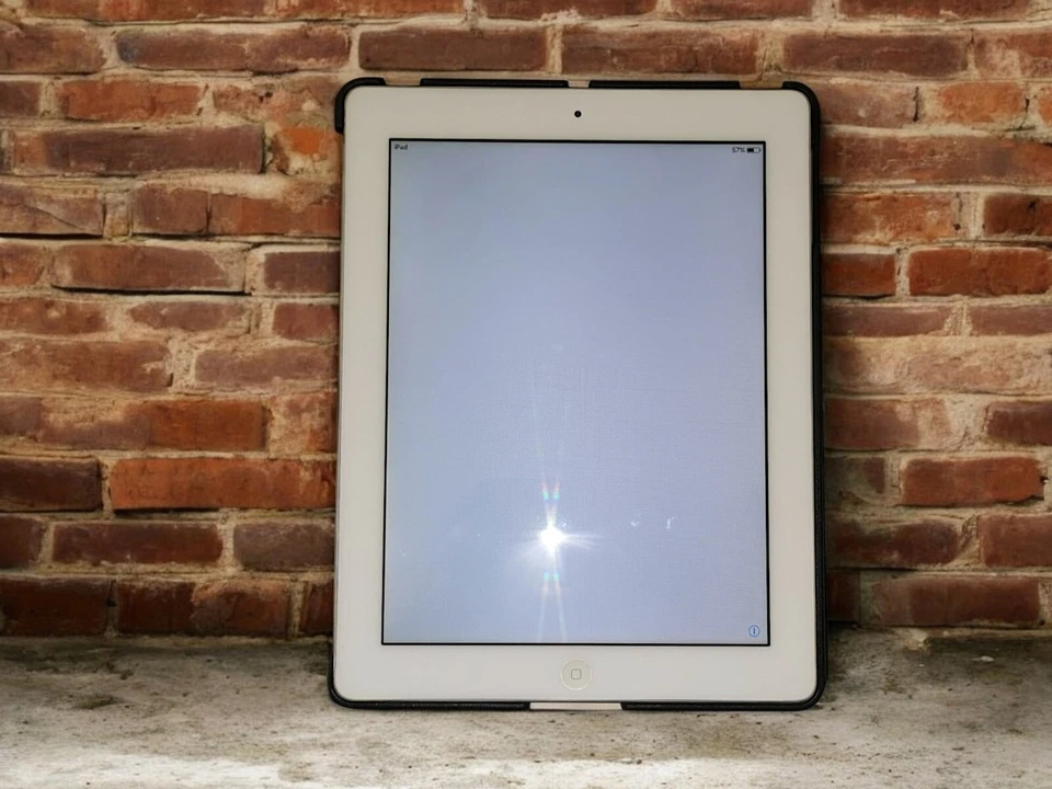 Apple iPad 2a Generazione 9.7" 16GB Wi-Fi - Tablet  Argento + Cover Nera - Immagine 4 di 4