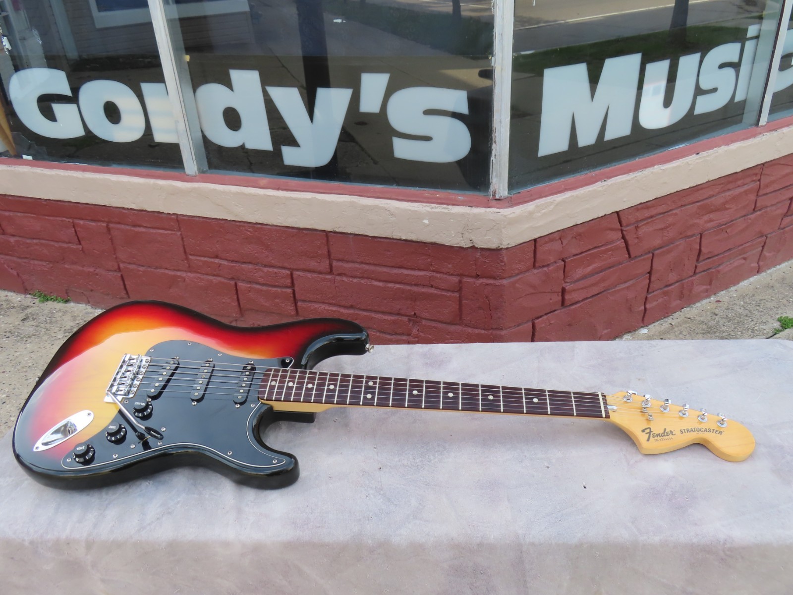 FENDER STRATOCASTER 1975-6 SUNBURST ORIGINAL CLEAN near MINT! STUNNING!