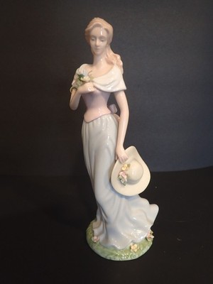 2002 AVON FINE Porcelain Figurine Kathleen  A Spring Stroll Moments & Memories