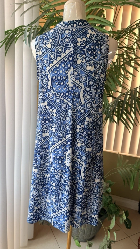 VESTIDO MOCK NECK SHIFT ESTAMPA GEOMÉTRICA AZUL E BRANCO TAMANHO M - Imagem 4 de 4