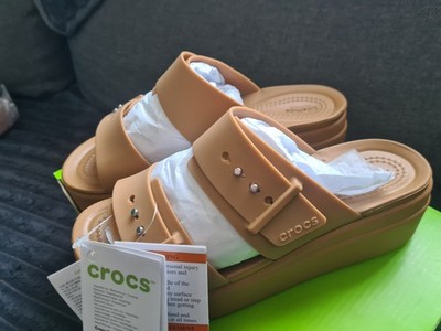 Crocs Brooklyn Damen-Plateausandalen Schnalle niedriger Keilabsatz Größe 6 lattebraun