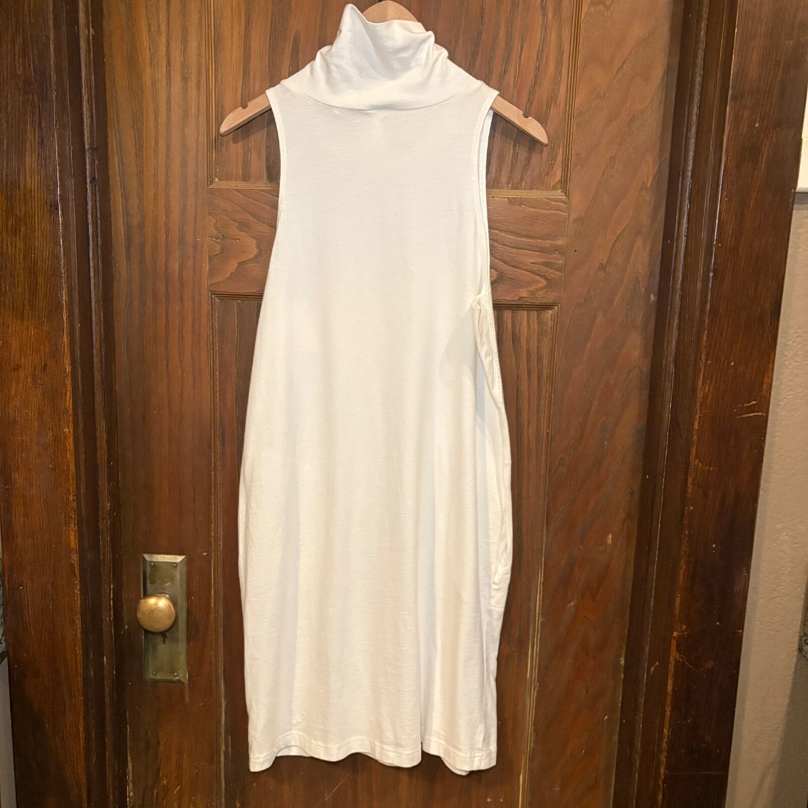 ANTHROPOLOGIE Akemi + Kin White MockNeck Sleeveless Tunic Shift Dress Size M NWT
Opens in a new wind