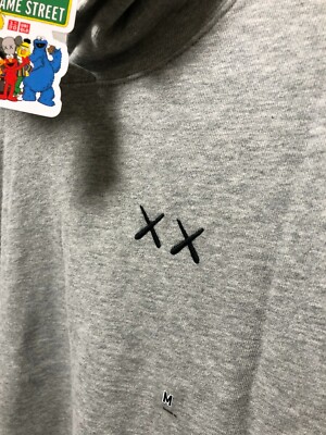 Commandez Sweat-shirt à capuche unisexe 'Sesame Street Toccata Avec Fleurs Grow Kindness' en ligne