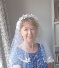 1970's beautiful delicate wedding veil with flower headress and comb. White.