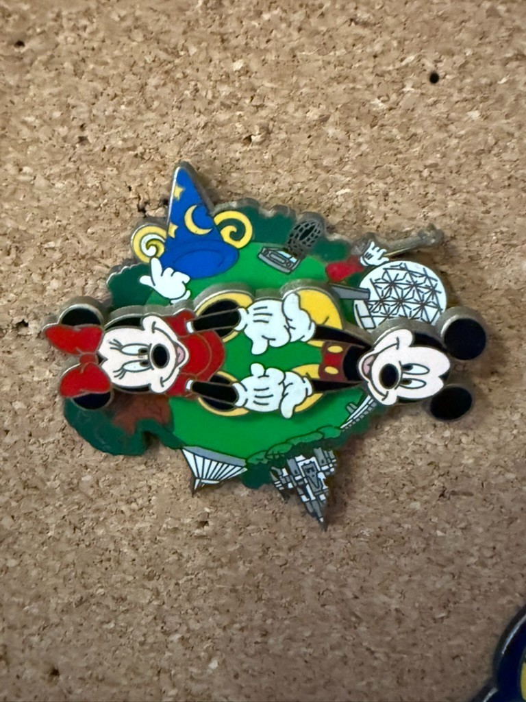Disney WDW 4 Parks Spinner Pin – Mickey & Minnie –Great Condition