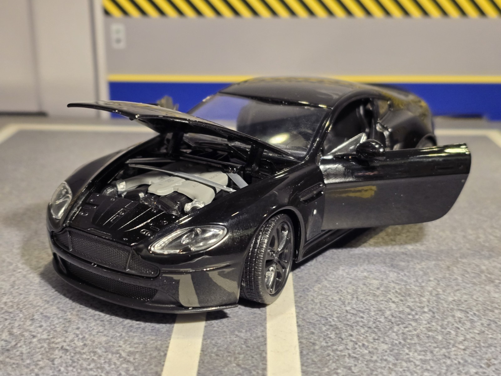 Aston Martin Vantage 2017 V12 Black Welly 1:24 Diecast Scale Model 24129