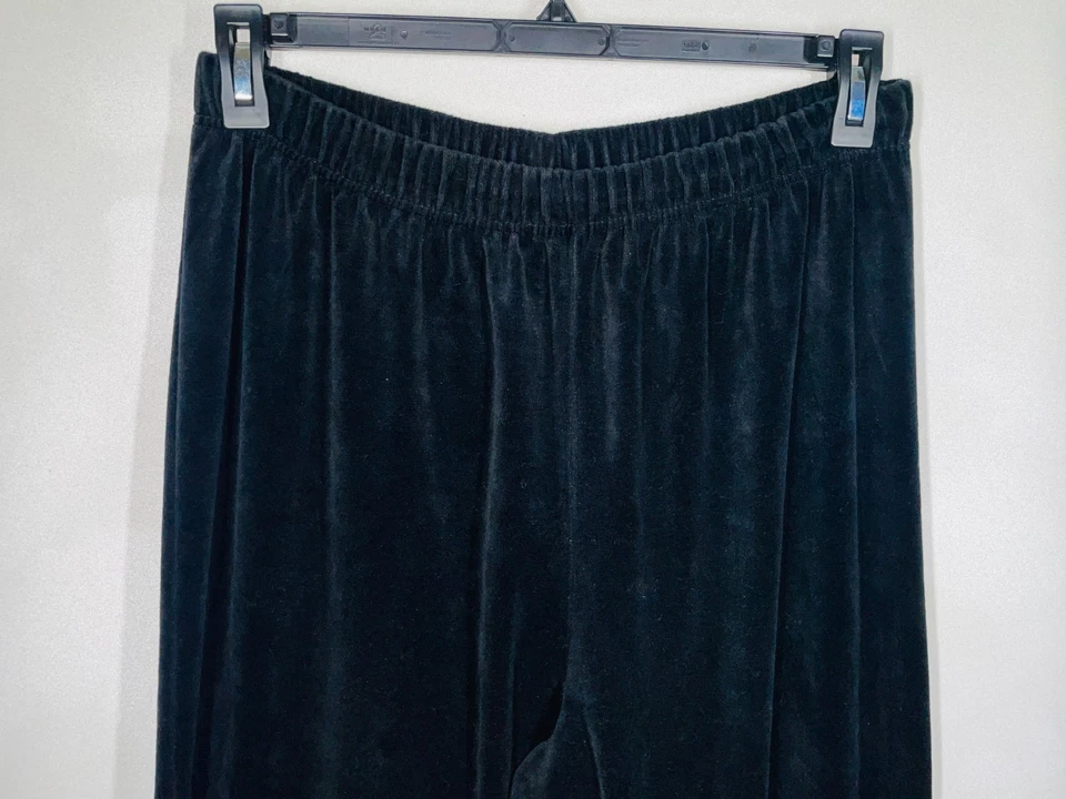 Pantalones elásticos Sag Harbor Petite Lounge para mujer negros talla grande imitación terciopelo de colección Foto 2 de 4
