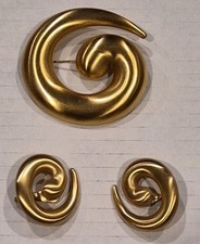 VTG Monet Gold Tone Spiral Demi Parure Brooch & Clip On Earrings set Pin Signed