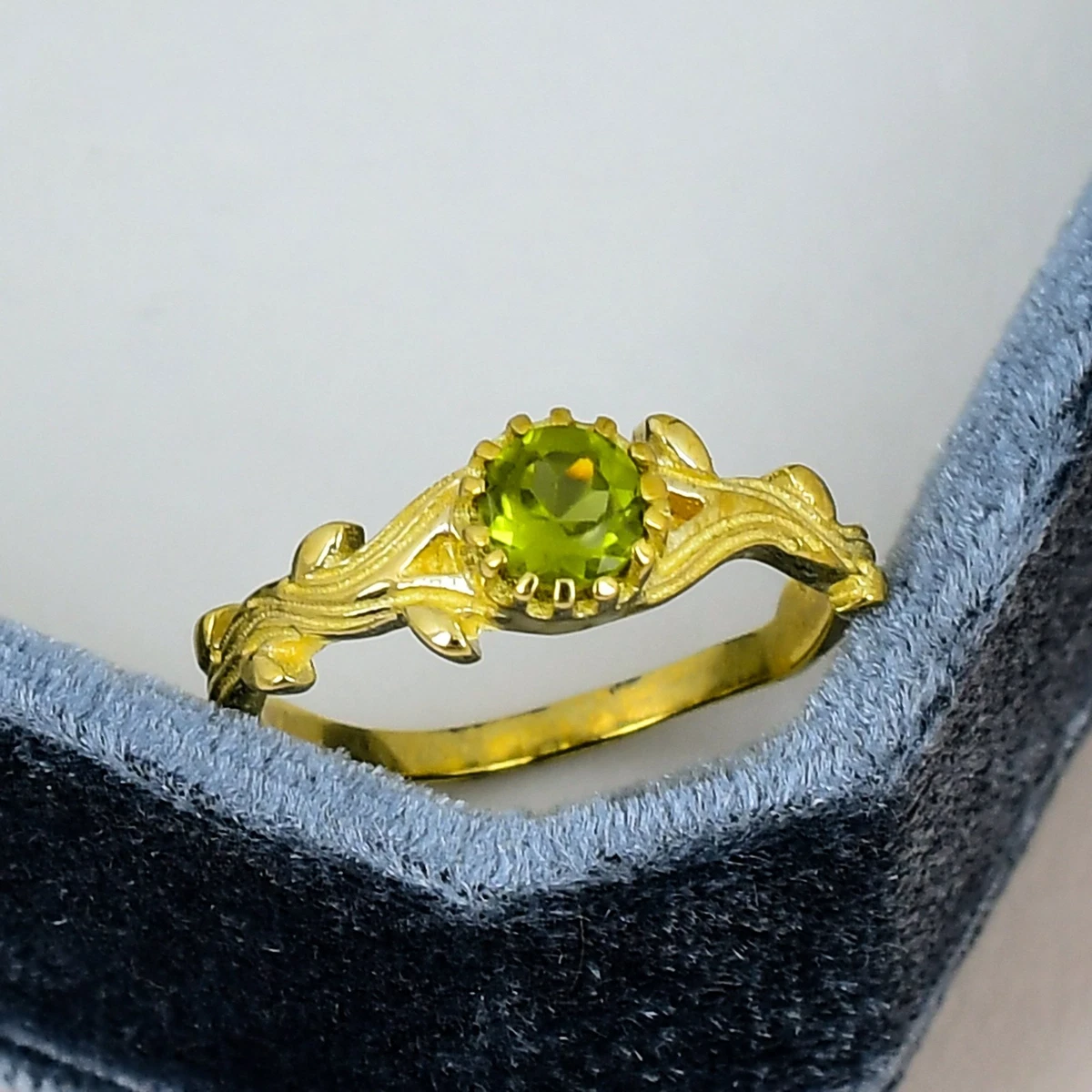 ヴィンテージ　ペリドット Peridot Gemstone Art Deco (1915-1935) Era Ring Fine Rings for sale