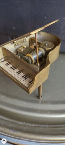 Mini Brass Piano Music Box - George Good Corp - Afbeelding 1 van 3